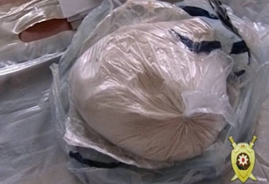Biləsuvarda nəzarət qaydasında saxlanılmış avtomobildə 2 kiloqrama yaxın heroin aşkarlanaraq götürülüb