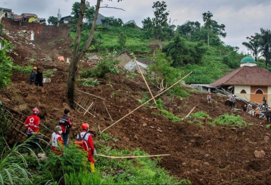 В результате оползней в индонезийской провинции Восточная Ява погибли два человека, еще 16 пропали без вести