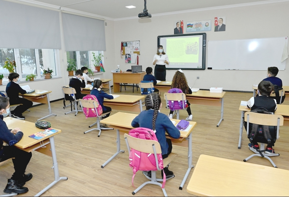 В Баку, Сумгайыте и Абшероне частично возобновляется традиционная форма обучения в V-IX классах