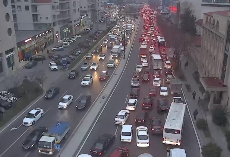 Paytaxtın əksər küçə və prospektlərində nəqliyyat vasitələrinin hərəkətində sıxlıq var