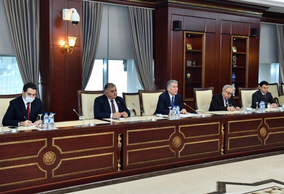 Una delegación parlamentaria iraní visita el parlamento de Azerbaiyán