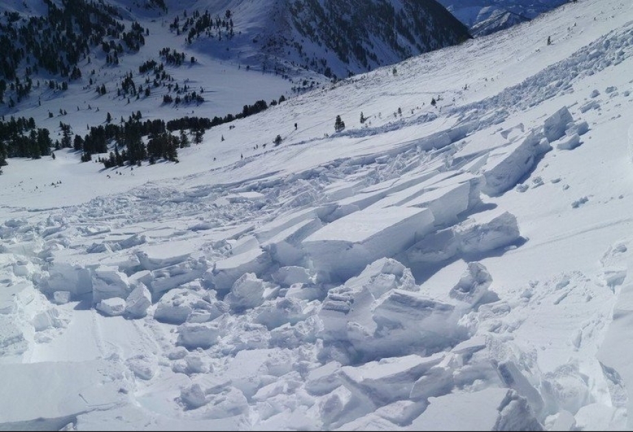 Высота снежного покрова в селе Сарыбаш Гахского района достигла 40 сантиметров