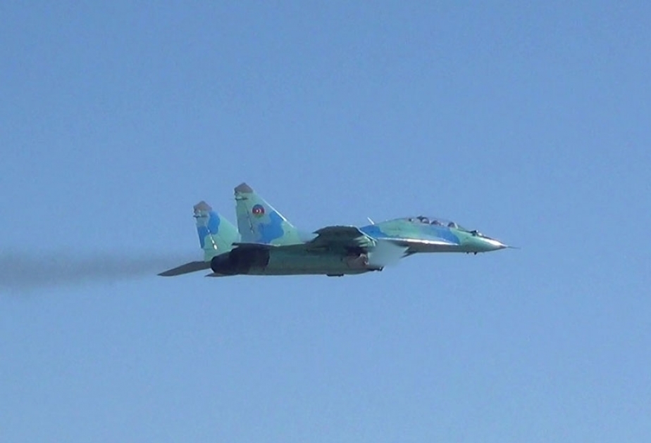 Aviones de la Fuerza Aérea de Azerbaiyán realizan vuelos prácticos