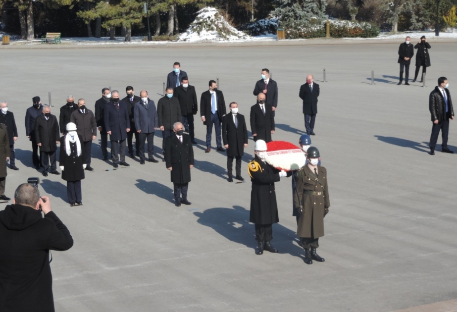 Azərbaycanın Baş nazirinin rəhbərlik etdiyi nümayəndə heyəti Anıtqəbri ziyarət edib