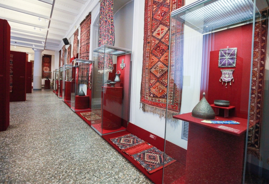 El Museo Ruso de Etnografía presenta obras maestras del tejido de alfombras y del arte decorativo aplicado de Azerbaiyán