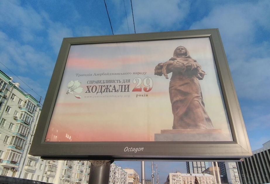 Se instalan en Kiev vallas publicitarias sobre el genocidio de Joyalí