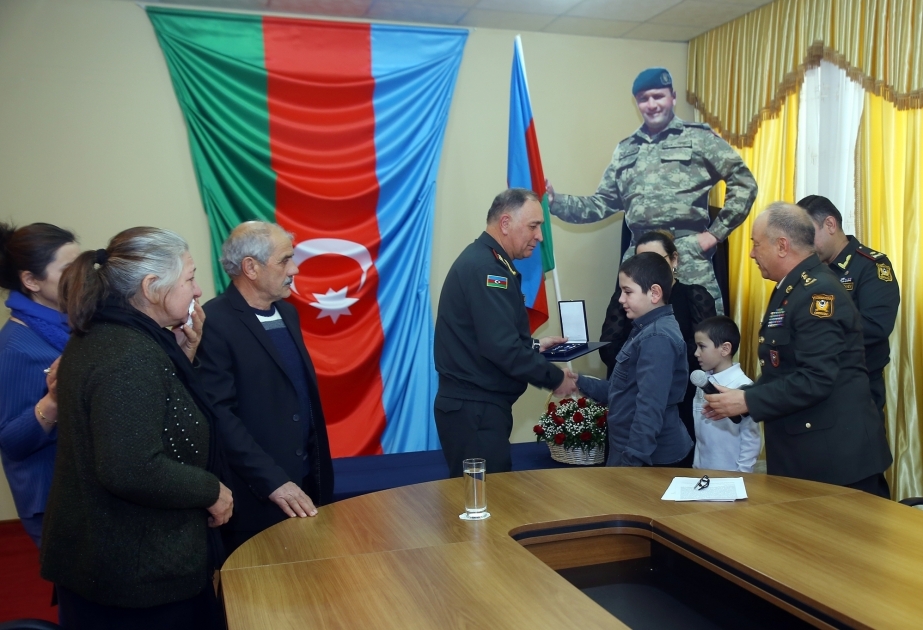 La familia del comandante mártir recibió la Medalla al Servicio Meritorio de la OTAN
