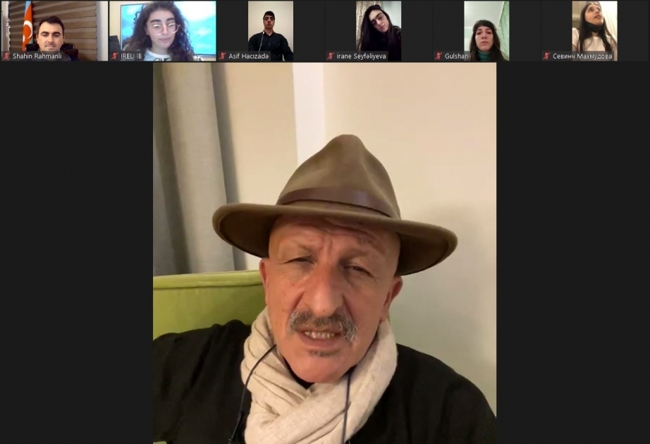 El renombrado fotógrafo Reza Degati celebró un encuentro en línea con los jóvenes