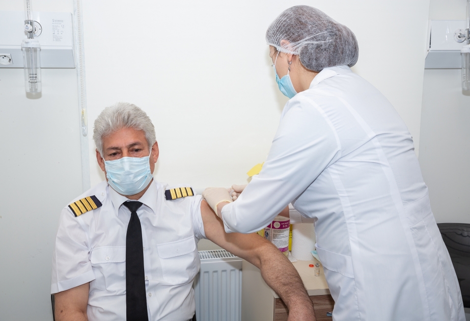 Сотрудники AZAL старше 50 лет вакцинируются от коронавируса