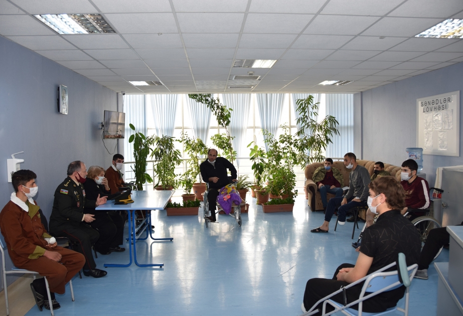 Respublika Veteranlar Təşkilatının sədri Müdafiə Nazirliyinin Mərkəzi Hərbi Klinik Hospitalında müalicə olunan yaralı hərbçilərlə görüşüb