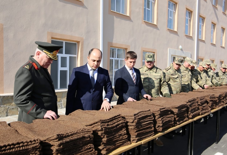 Sağlamlıq imkanı məhdud qadınların toxuduğu yun jiletlər əsgərlərə təhvil verilib