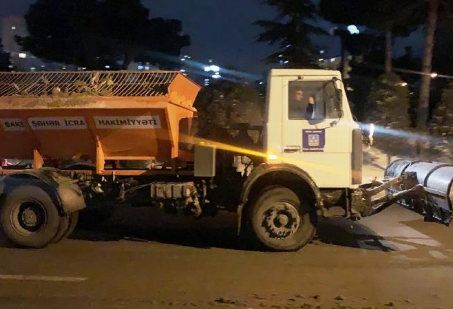 Bakıda yolların təmizlənməsi bütün gecə ərzində davam edəcək VİDEO