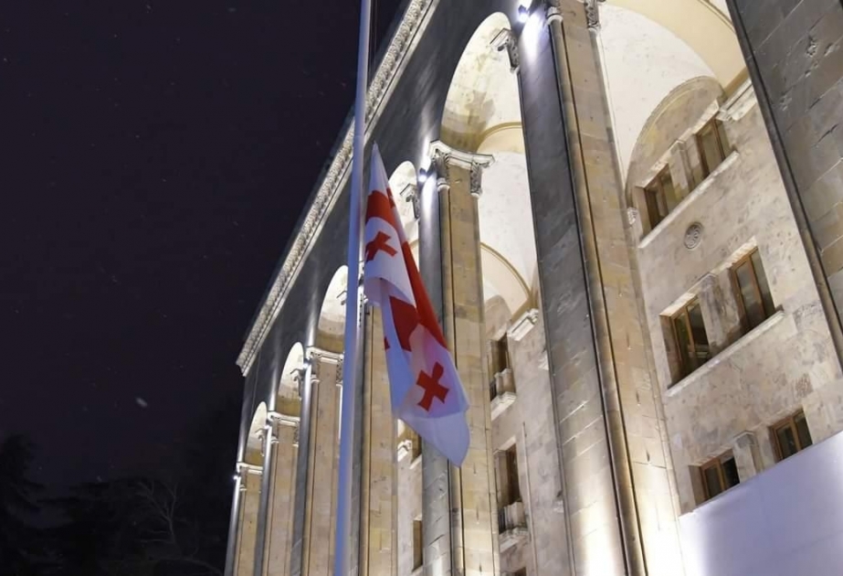 Gürcüstanda dövlət bayraqları endirilib