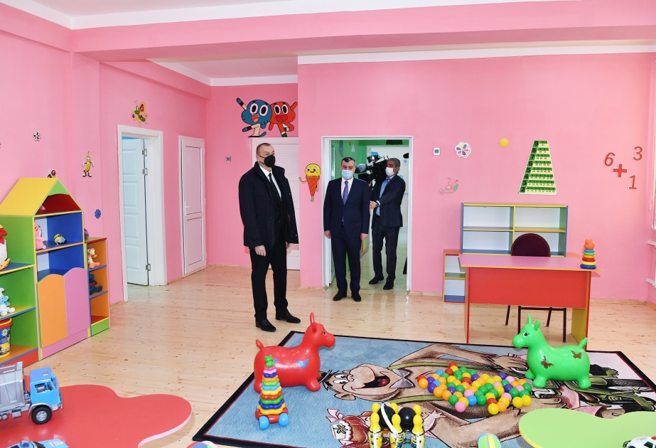 Ceremonia de concesión de apartamentos a familias de mártires y veteranos de guerra discapacitados se celebró en el asentamiento Ramana de Bakú  El Presidente Ilham Aliyev asistió a la ceremonia