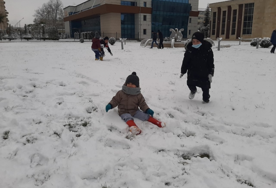 Beş ildən sonra Lənkərana yağan qar şəhəri ağ örpəyə bürüyüb - FOTO VİDEO