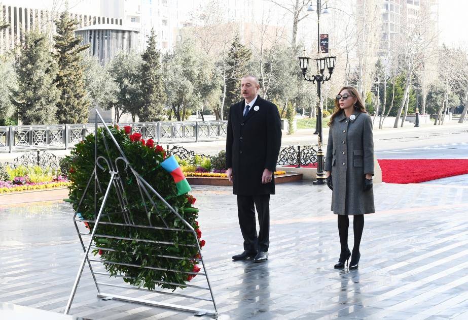Präsident Ilham Aliyev besucht Denkmal zum Gedenken an die Opfer des Völkermords von Chodschali VIDEO