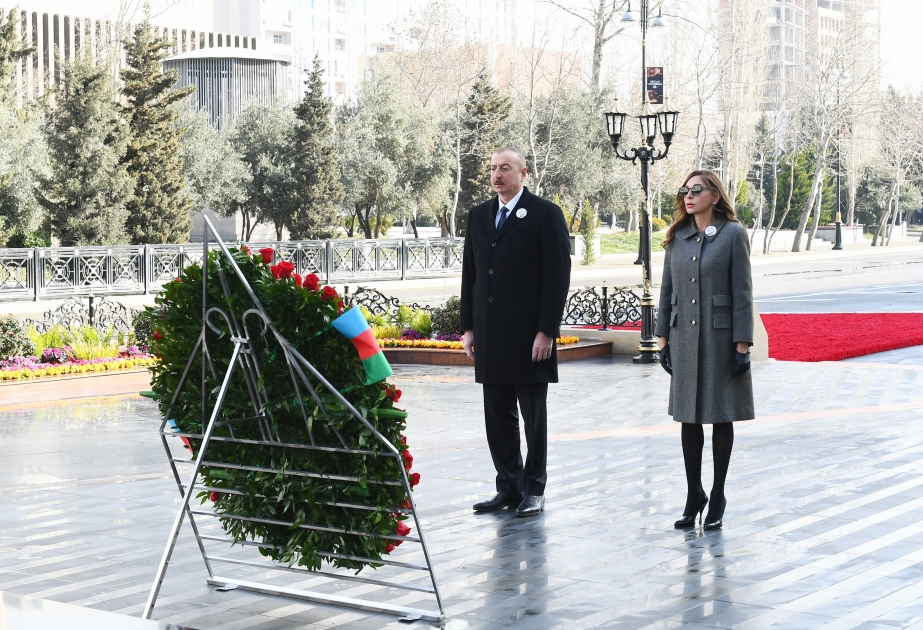 El presidente Ilham Aliyev visita el monumento al genocidio de Joyalí