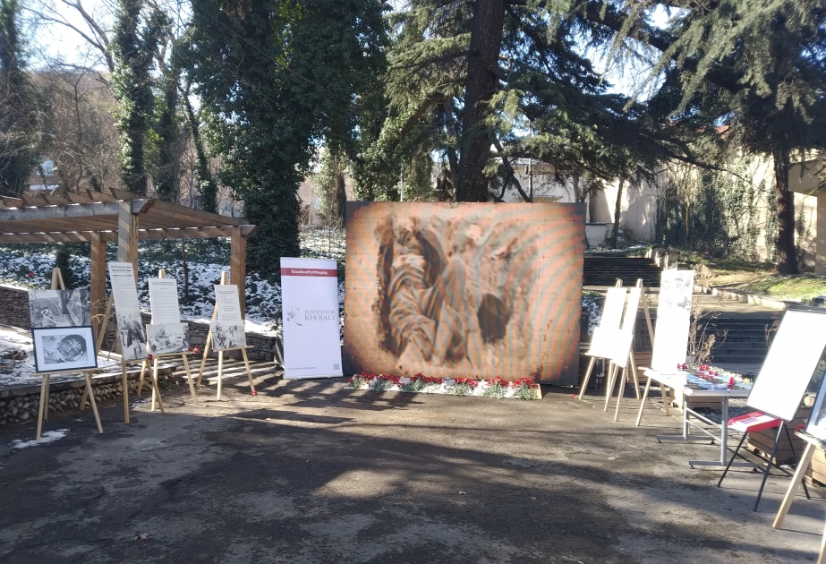 Azərbaycanın Gürcüstandakı səfirliyinin qarşısında Xocalı soyqırımına həsr olunan fotoguşə yaradılıb