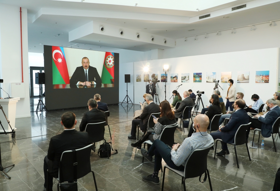 El presidente Ilham Aliyev ofrece una rueda de prensa a los medios de comunicación locales y extranjeros