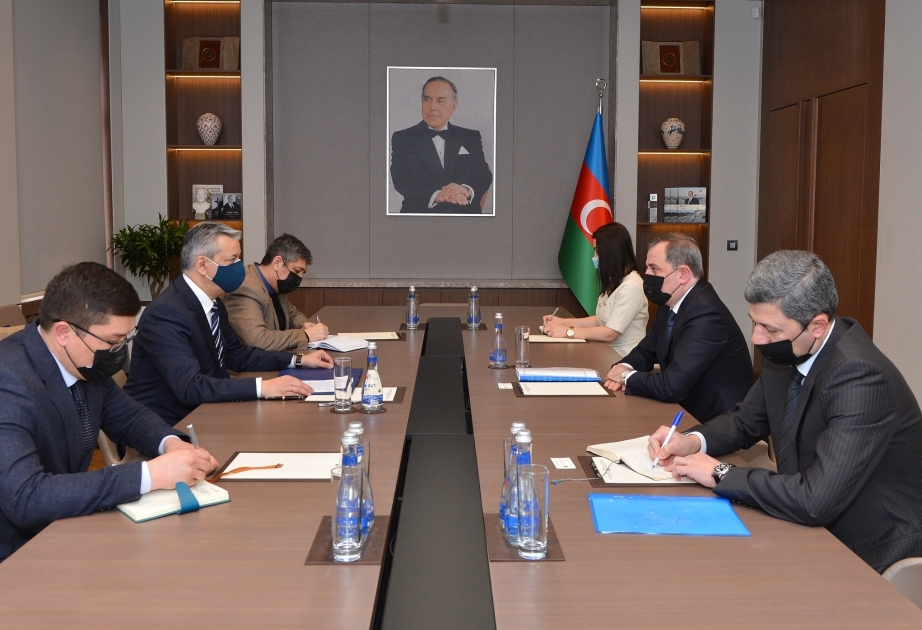 Le ministre azerbaïdjanais des Affaires étrangères rencontre l'ambassadeur d'Ouzbékistan