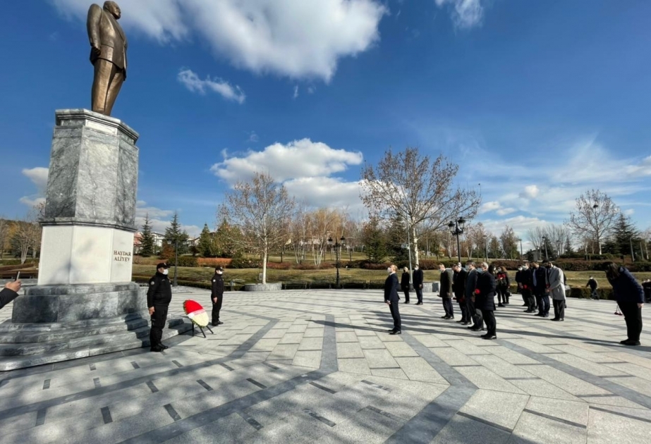 Azerbaijani delegation visits Heydar Aliyev Park in Ankara