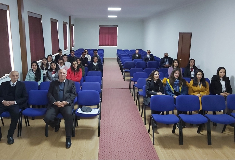 Tələbələr maraqlı laboratoriya təcrübələri ilə tanış olublar