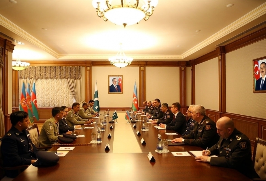 Azerbaiyán y Pakistán discuten la cooperación militar
