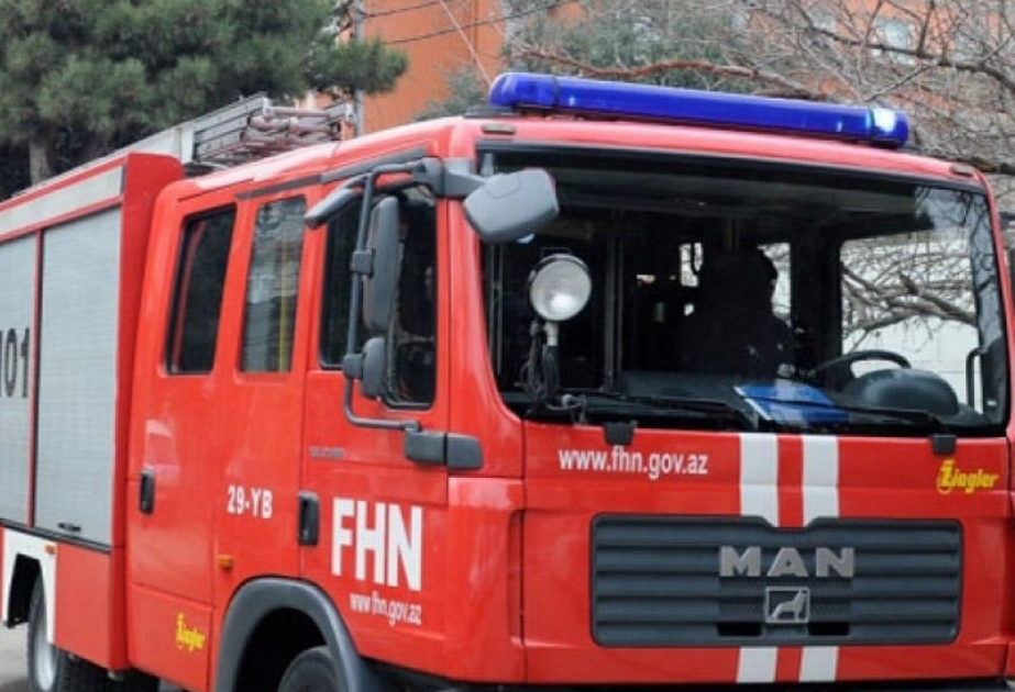 Paytaxtda üçmərtəbəli ev yanır