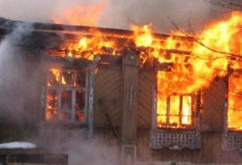 Sabirabad rayonunda birmərtəbəli ev yanıb