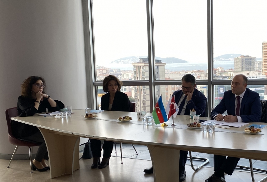 Ministro de Cultura se reúne con conocidos azerbaiyanos residentes en Turquía