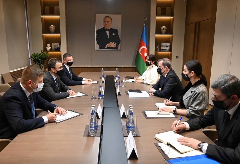 阿塞拜疆外长杰伊宏·拜拉莫夫会见乌克兰外交部副部长
