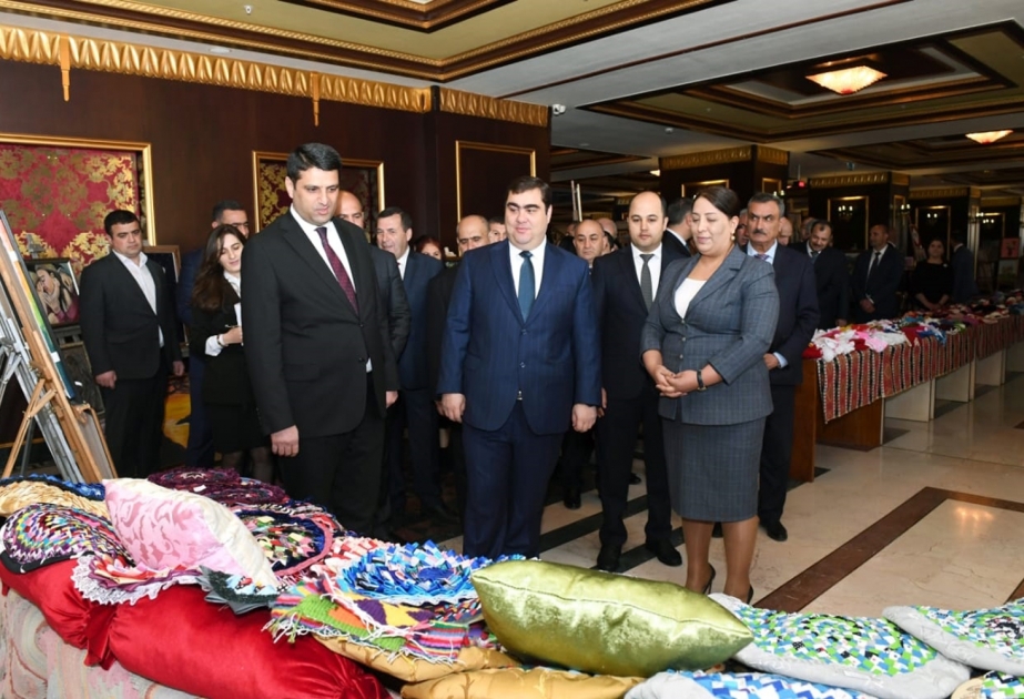 Naxçıvan Dövlət Universitetinin kollektivi sərgi-satışla tanış olub