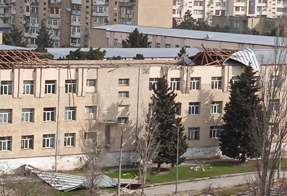 Paytaxtda güclü külək məktəbin dam örtüyünü uçurub