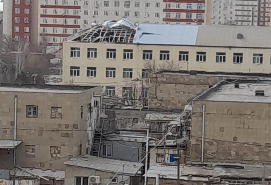 Güclü külək Bakıda daha bir məktəbin dam örtüyünü uçurub