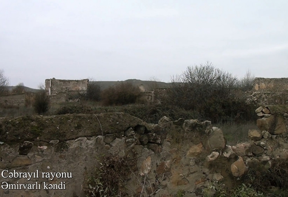 阿塞拜疆国防部发布从杰布拉伊尔区阿米尔瓦拉村发来的视频报导