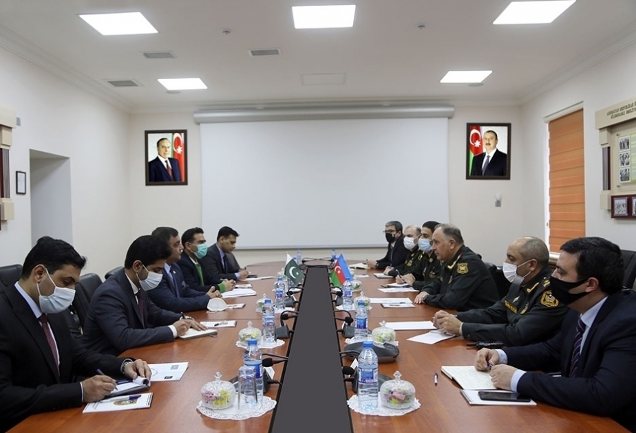 与巴基斯坦军事代表团在巴库举行会晤