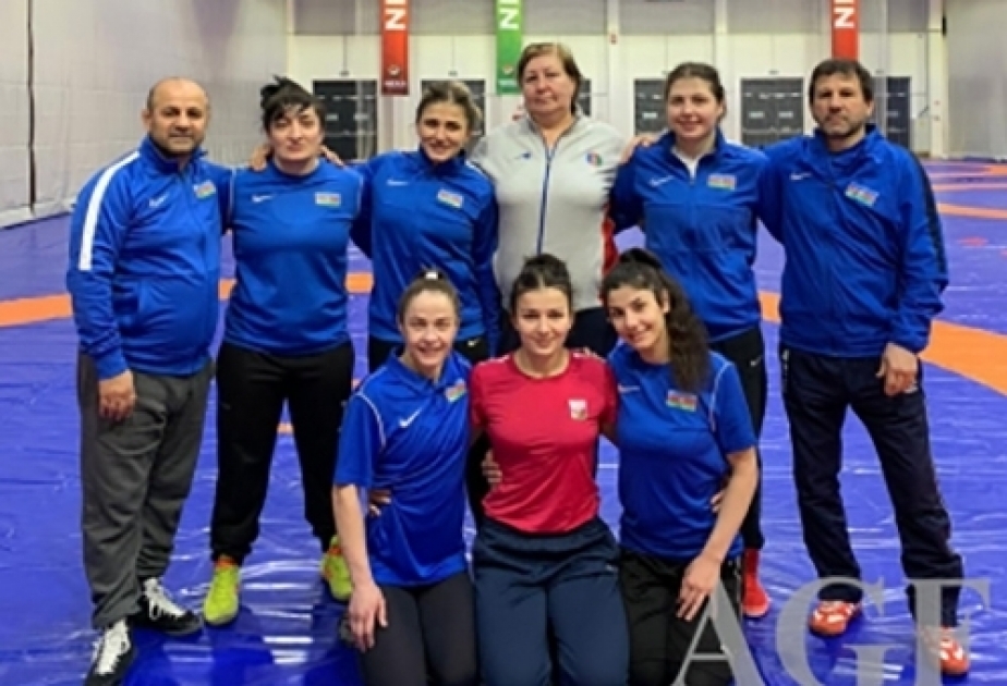 Des lutteuses azerbaïdjanaises se préparent pour le tournoi de qualification à Budapest