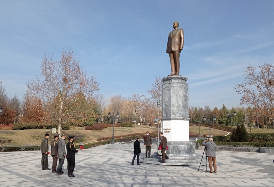 Azərbaycan nümayəndə heyəti Ankarada Heydər Əliyevin heykəlinin önünə əklil qoyub