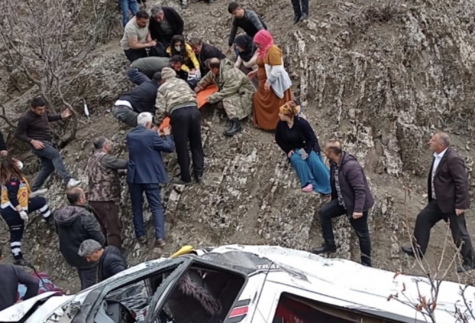 Türkiyədə mikroavtobusun aşması nəticəsində ölən və yaralananlar var
