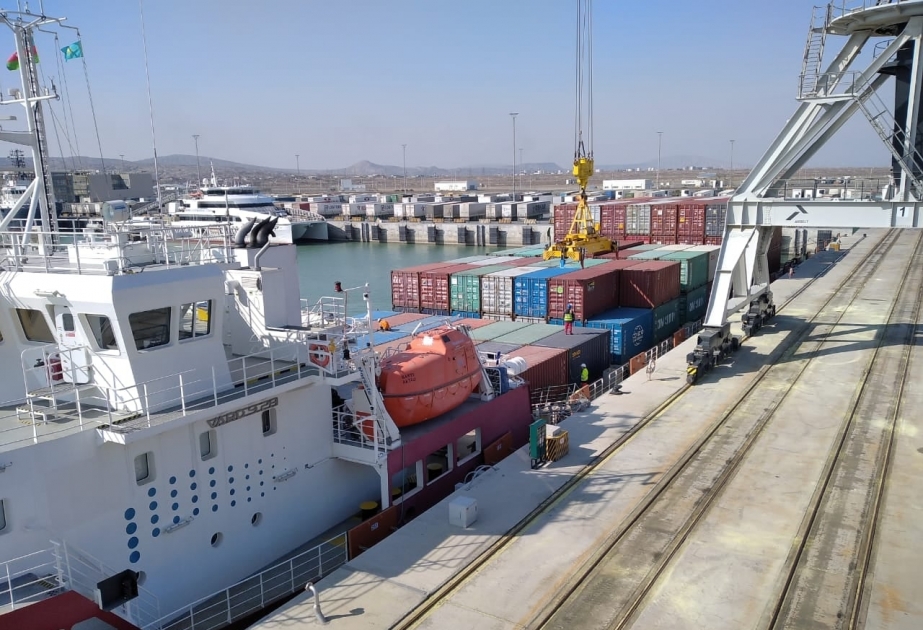 Bakı Limanında Qazaxıstan gəmisindən konteynerlərin aşırılması işi həyata keçirilir