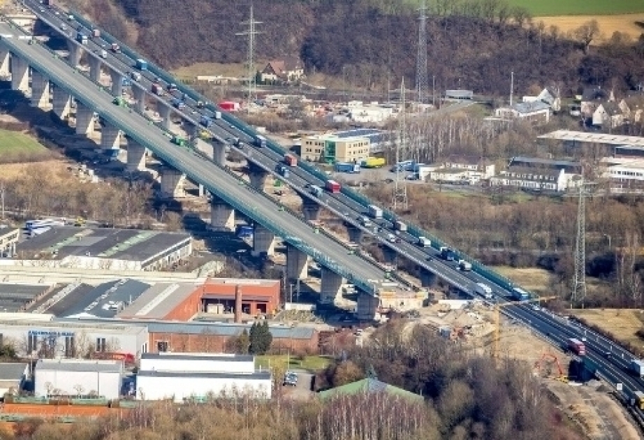 Deutschland: Riesige Autobahnbrücke in aufwendigem Manöver verschoben