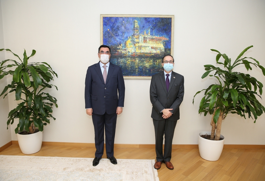 El embajador de Pakistán visita la Escuela Superior de Petróleo de Bakú