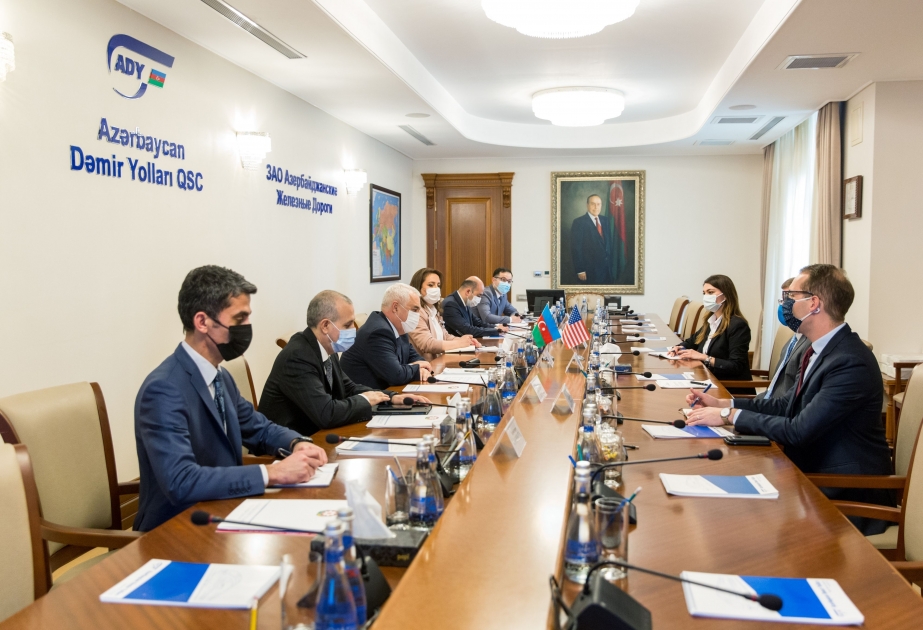 Azerbaiyán y Estados Unidos examinan la cooperación ferroviaria