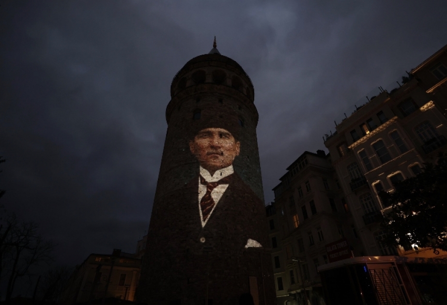 İstiqlal Marşının 100-cü ildönümü münasibətilə İstanbulun Qalata qülləsi xüsusi lazer effekti ilə işıqlandırılıb