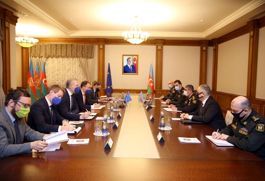 Министр обороны Азербайджана провел встречу со специальным представителем Европейского Союза по Южному Кавказу