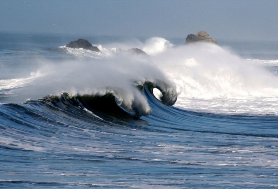 ارتفاع موجات في بحر الخزر إلى 5.5 أمتار