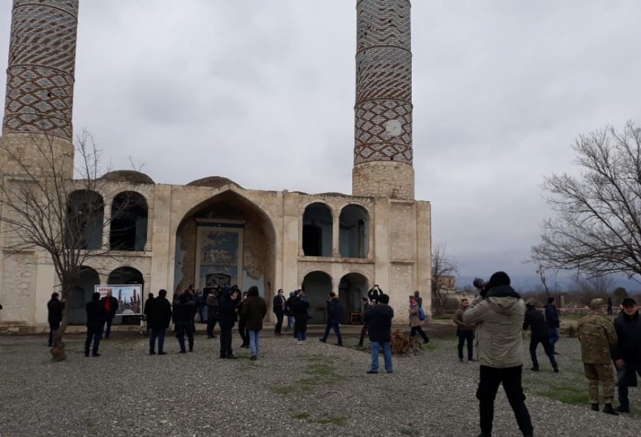 Periodistas, dirigentes de ONG y activistas públicos visitaron la mezquita de Juma en Aghdam