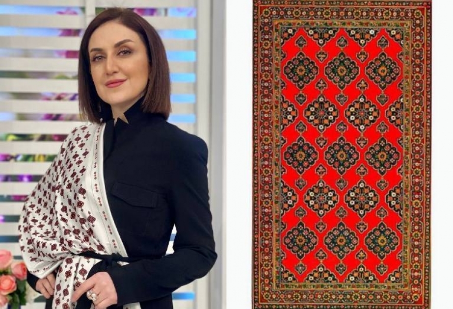 Gülnarə Xəlilova Qarabağ xalçalarına aid naxışların olduğu ipək şərflər təqdim edib