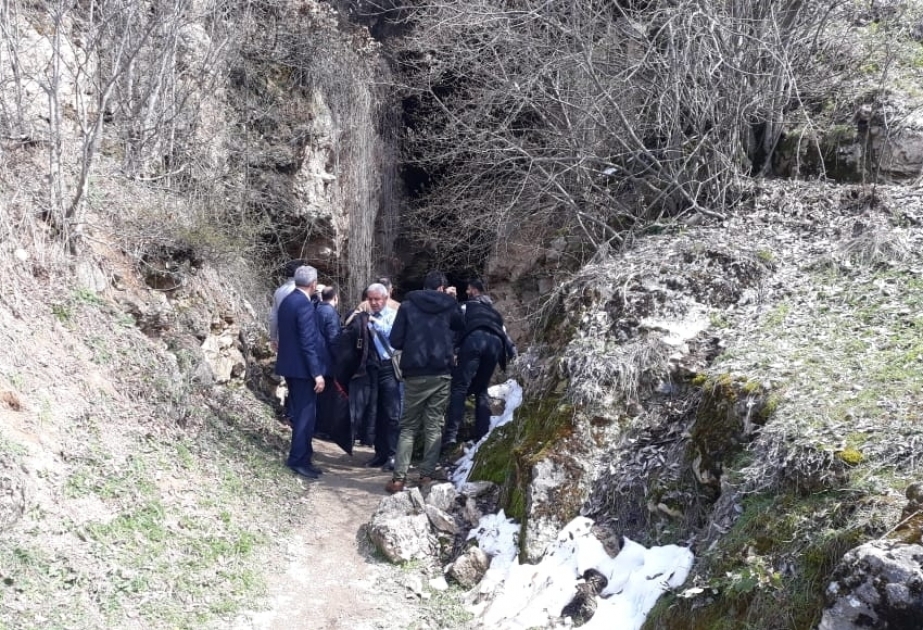 Representantes de los medios de comunicación en la cueva de Azykh