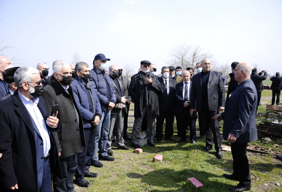 Líderes de partidos políticos y politólogos visitaron el cementerio Imaret, el Museo del Pan y Callejón de Mártires en Aghdam